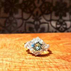 Size 8 Ring Silver Tone with Seafoam Green Center